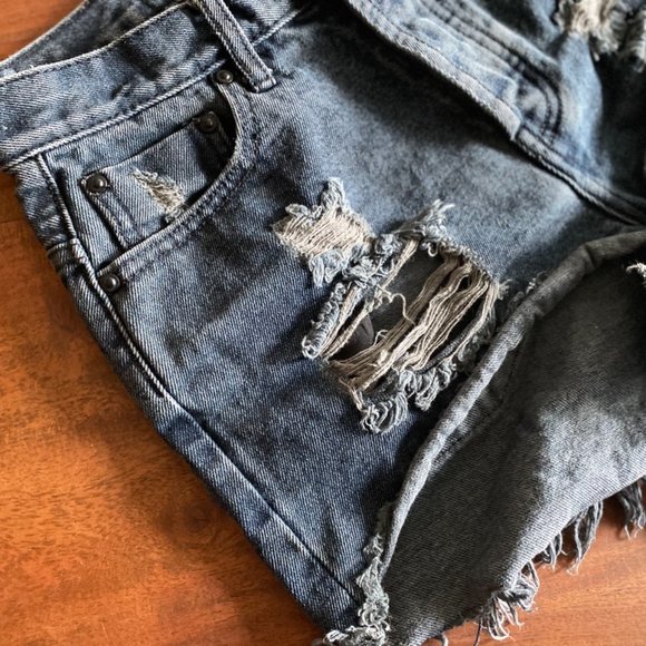 ONE TEASPOON | High Waist Bonita Denim Ripped Shorts 26 - Picture 4 of 5